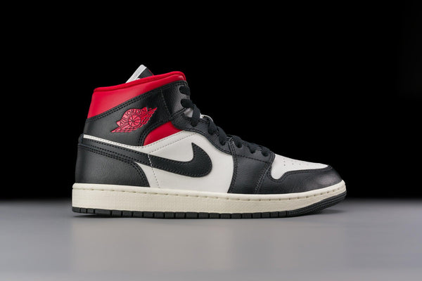 Jordan retro 1 discount black gym red